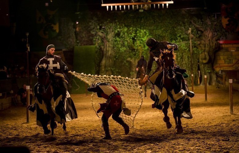 Cena-espectáculo 'desafío medieval' Parque Vacacional Magic Robin Hood Alfaz del Pi