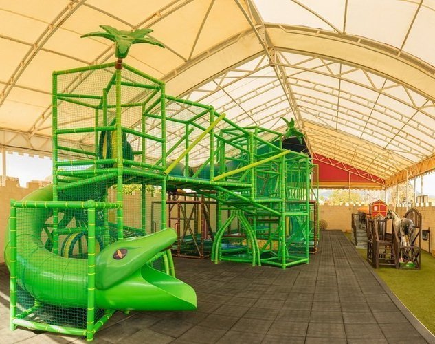 Parque infantil, con zona de actividades y talleres Parque Vacacional Magic Robin Hood Alfaz del Pi